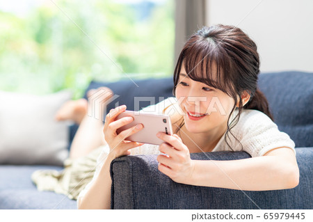 A young lady (a smartphone) A young lady (a smartphone) 65979445