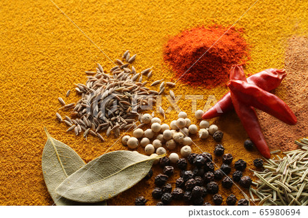 在溫暖的顏色背景上採取的各種香料和各種香料香料 65980694