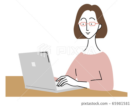 一個戴著眼鏡,使用電腦的女人 一個戴著眼鏡,使用電腦的女人 65981581