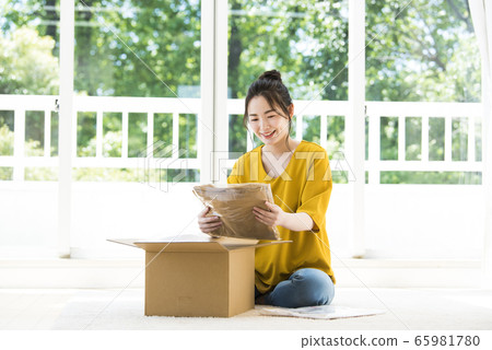 一個年輕女子以郵購的方式購買了衣服 65981780