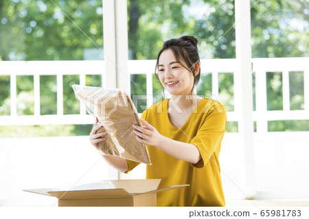 一個年輕女子以郵購的方式購買了衣服 65981783