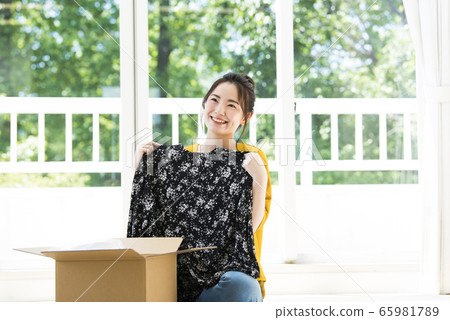 一個年輕女子以郵購的方式購買了衣服 65981789