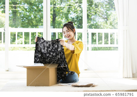 一個年輕女子以郵購的方式購買了衣服 65981791