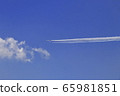 Blue impulse flies through the city center 65981851