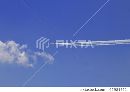 Blue impulse flies through the city center 65981851