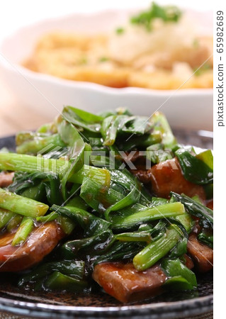 Fried vegetables and liver fried tofu 65982689