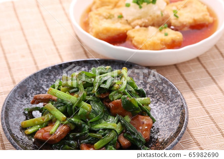 Fried vegetables and liver fried tofu 65982690