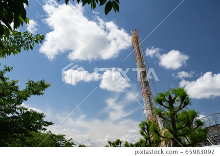 Crane standing in the sky, horizontal composition Crane standing in the sky, horizontal composition 65983092