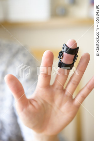 Treatment of mallet deformation (spring type fixed brace) 65984290