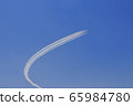 Blue impulse flies through the city center 65984780