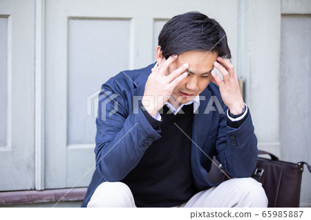 拿著他的頭的偶然商業亞洲人 65985887