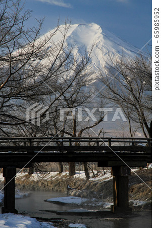（山梨縣）忍野降雪新明城河和富士山 65985952