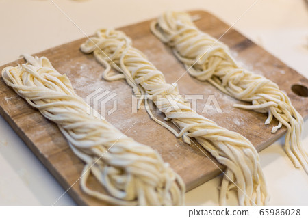 Hand-made udon 65986028