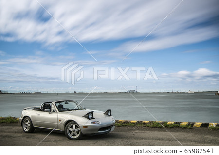 長時間曝光時烏云密布的汽車（打開大燈） 65987541