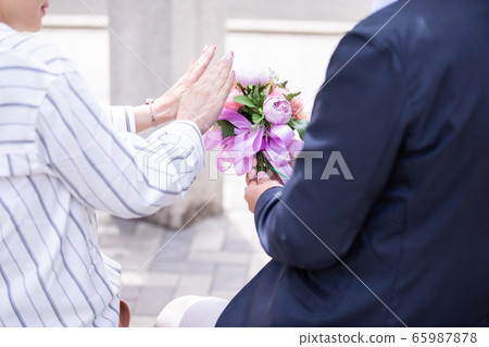 A woman who refuses a proposal (sexual harassment, nuisance, stalker) 65987878