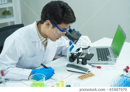 Scientists are doing experiments in the lab. 65987970