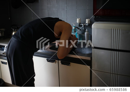 Men washing hair in the kitchen 65988586