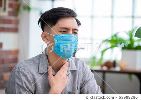 asian man has sore throat 65989280