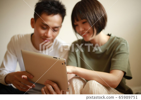 夫婦使用平板電腦 夫婦使用平板電腦 65989751