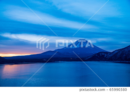 (Yamanashi Prefecture) Dawn of Mt. Fuji seen from Lake Motosu in the harsh winter 65990380