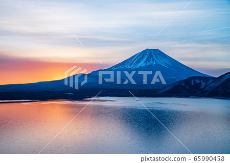 (Yamanashi Prefecture) Dawn of Mt. Fuji seen from Lake Motosu in the harsh winter 65990458