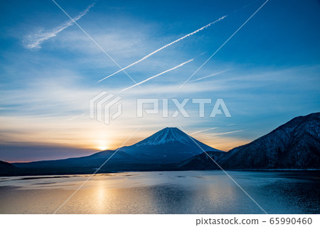 （山梨縣）在嚴冬從本栖湖看富士山的黎明 65990460