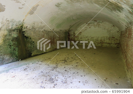 廣島縣竹原市奧之島北部砲台的地下營房內 廣島縣竹原市奧之島北部砲台的地下營房內 65991904