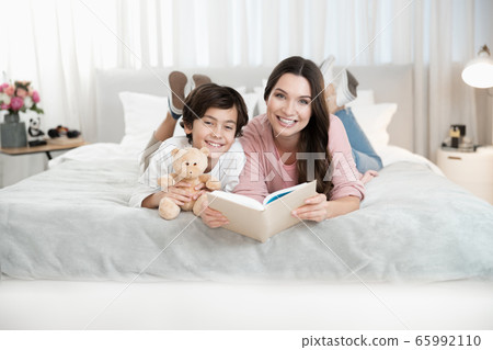 Merry mother and her son spending their time together 65992110