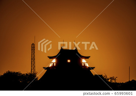 The sun rising over Komakiyama Castle's castle tower Kirin no Shiro The sun rising over Komakiyama Castle's castle tower Kirin no Shiro 65993601