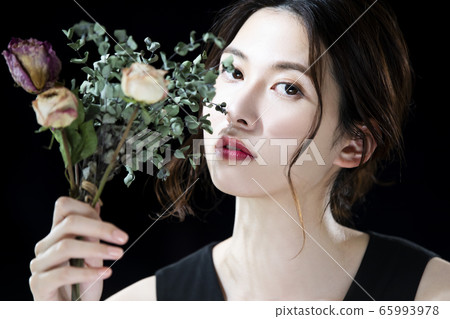 Female beauty 65993978