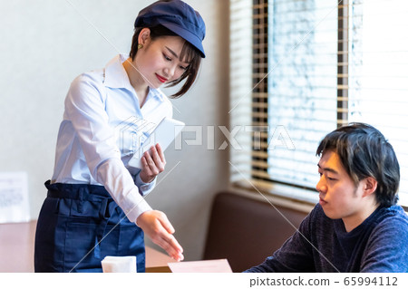 女職員和顧客在咖啡廳 女職員和顧客在咖啡廳 65994112