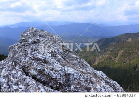 白岩和，從岩上俯瞰群山（小石山，小石市） 65994337