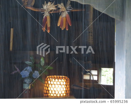 在一個下雨天在鄉下的小小屋 65995236