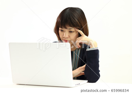 女人遠程工作複製可用空間 65996834