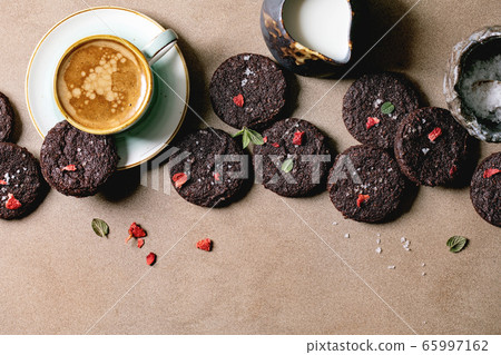 Dark chocolate salted cookies 65997162