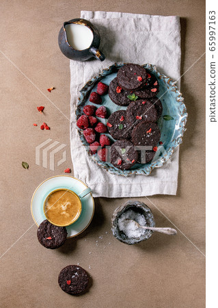 Dark chocolate salted cookies 65997163