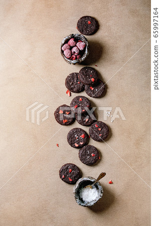 Dark chocolate salted cookies 65997164