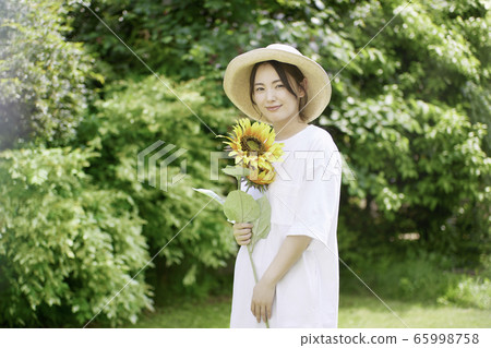 Young woman summer portrait 65998758