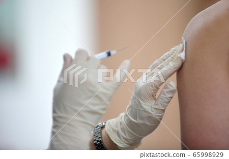vaccination shot vaccination shot 65998929