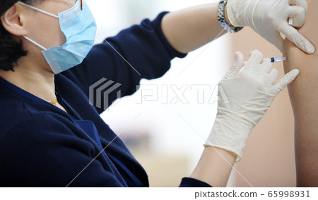 vaccination shot 65998931