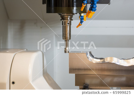 The CNC milling machine rough cutting . The CNC milling machine rough cutting . 65999825