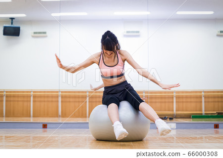 嘗試平衡球的少婦 嘗試平衡球的少婦 66000308