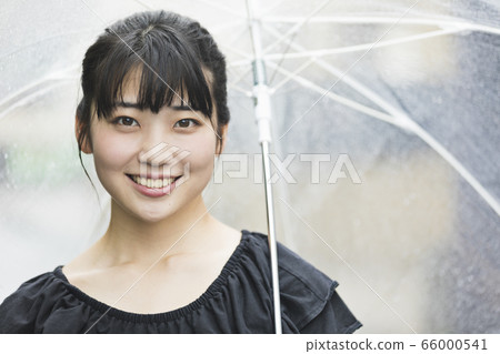 女人雨走 66000541