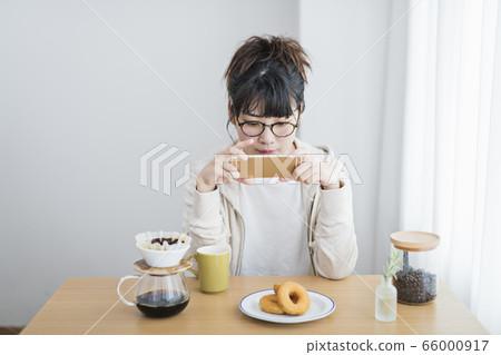 Female snack smartphone Female snack smartphone 66000917
