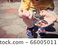 little boy is playing with a chick at the day 66005011