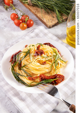 Spaghetti with agretti, a spring vegetable from Italy 66007018