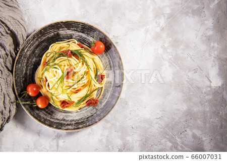 Spaghetti with agretti, a spring vegetable from Italy 66007031