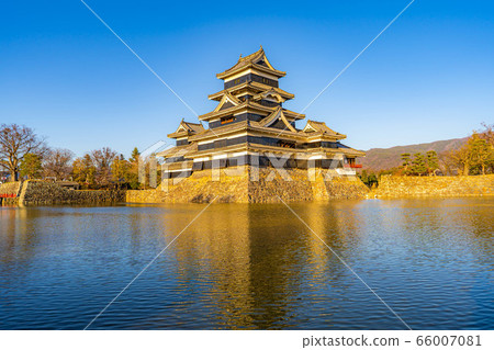 松本城在夕陽下沐浴 66007081