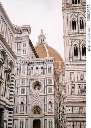 Close-up of the facade of the building of Santa Maria del Fiore in Florence, Italy. 66008015