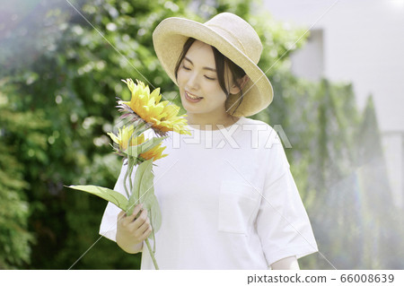 年輕女子夏天肖像 年輕女子夏天肖像 66008639